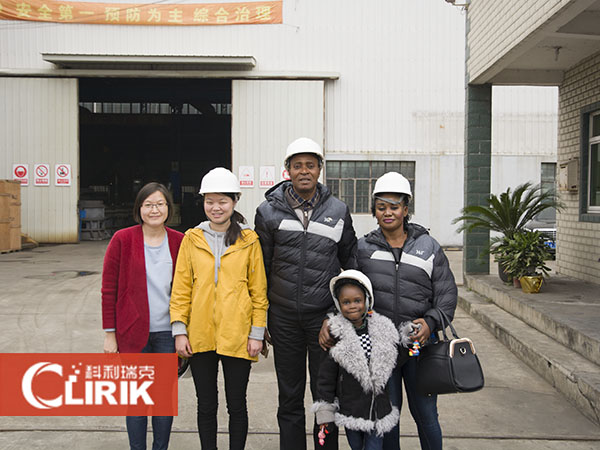 尼日利亞客戶來我廠考察超細(xì)微粉磨設(shè)備