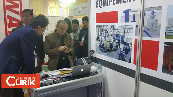 展會客戶咨詢我們超細(xì)磨粉機(jī)產(chǎn)品