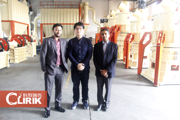 印度客戶來(lái)我廠考察超細(xì)玻璃磨粉機(jī)